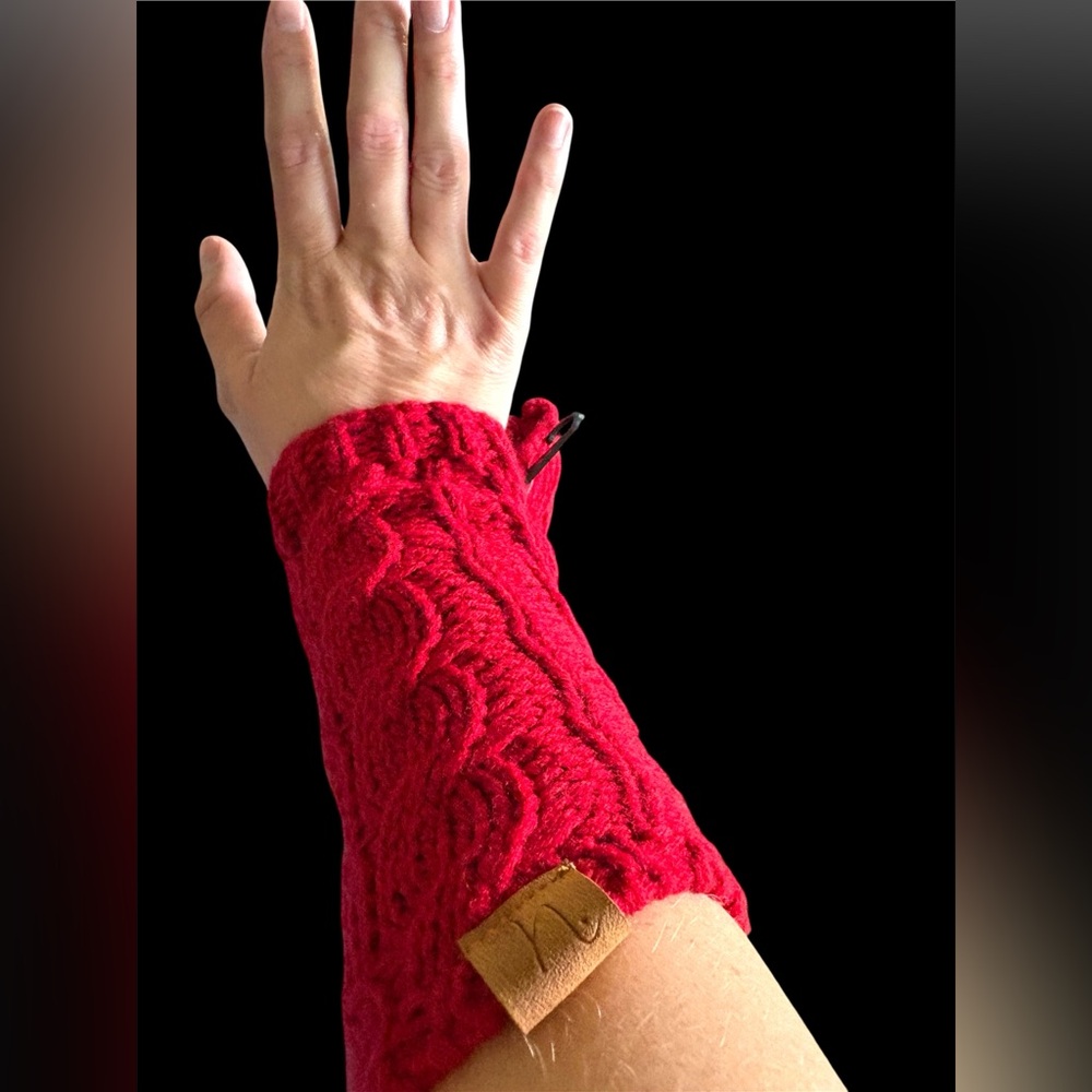 Cable Knit Fingerless Gloves – Red – NWT